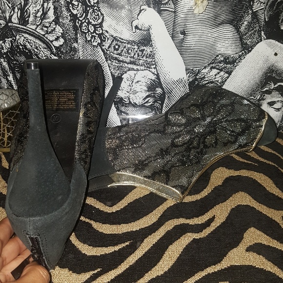 Never worn blk and gold embellished shoe - Picture 2 of 2